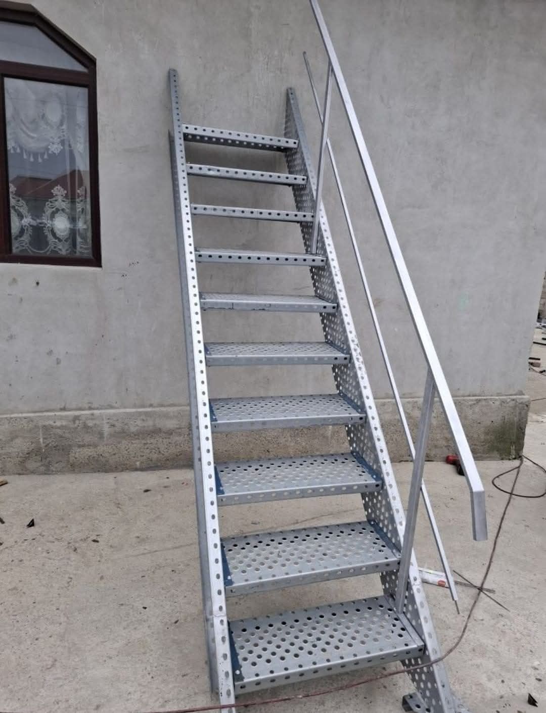 Vând scări metalice galvanizate la orice demisiune asiguram transport