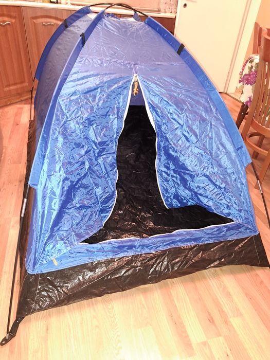 Синя палатка за къмпинг
