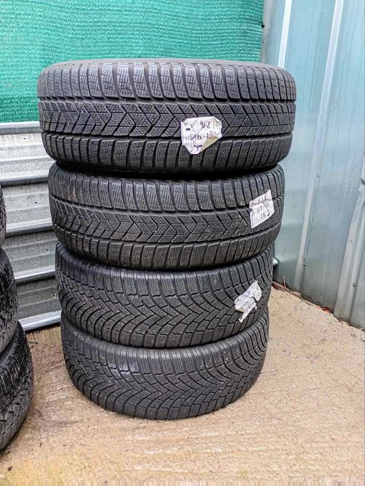 Зимни гуми 2 броя Pirelli и 2 броя  Bridgestone 225/60 R17 . 200лв.