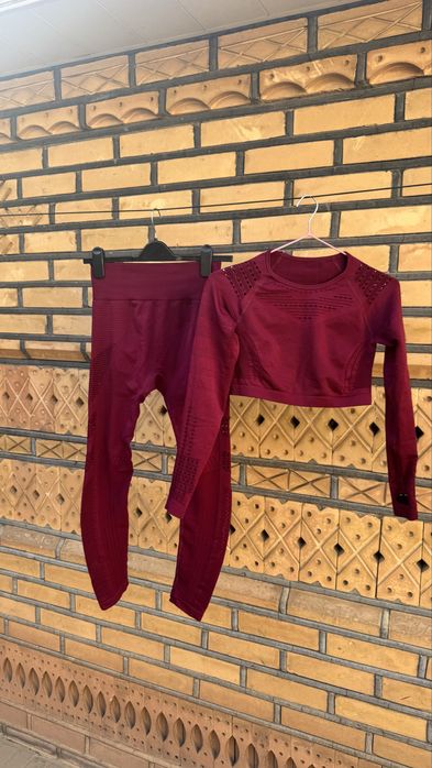 Спортивный костюм, леггинсы и топ с длинным рукавом