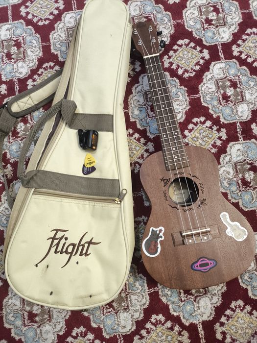 Укулеле концерт почти в идеальном состоянии.