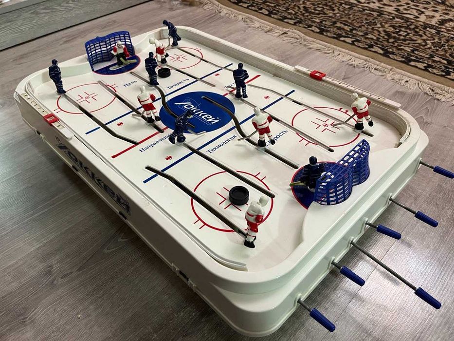Настольный хоккей.