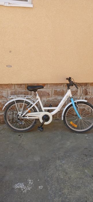 Vând bicicletă pentru fete