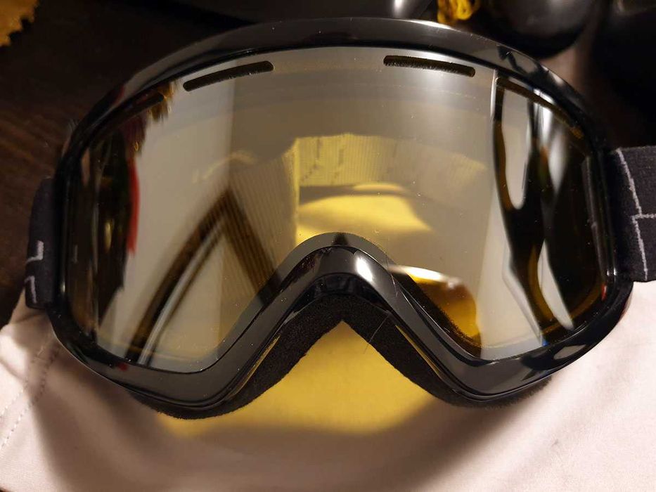 Ochelari schi Bolle, mărime M, lentile de culoare galbenă; 50 lei