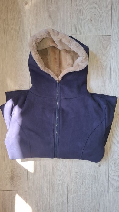 Haina pt fete , cu gluga si buzunare, in stare foarte buna,mărimea S