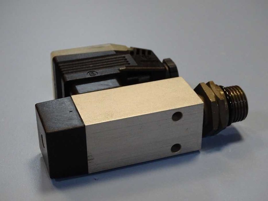 Пресостат вакуумен HYDAC VR2/D/L24 differential pressure indicator