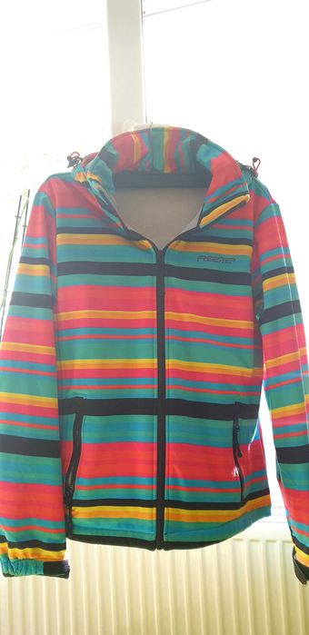 Geaca sport cu gluga