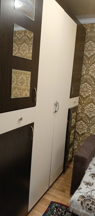 Очень вместительный шкаф для спальной комнаты.