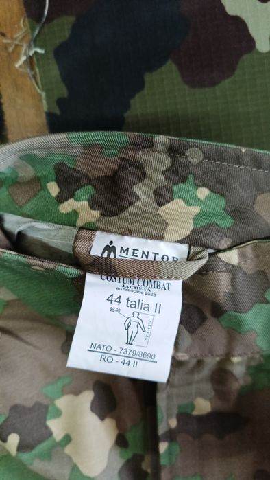 Vând pantaloni combat
