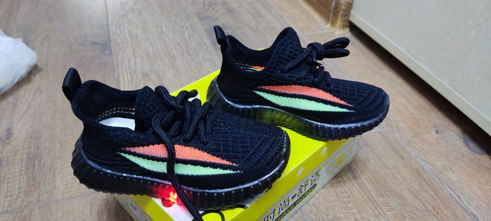 Детская обувь. 24 размер дышащая летняя кросовка с подсветкой