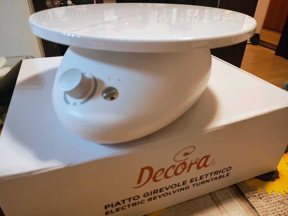 Електрическа стойка за торти