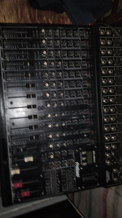 Vând boxe cu mixer ancorborat cu statie de 3500 w