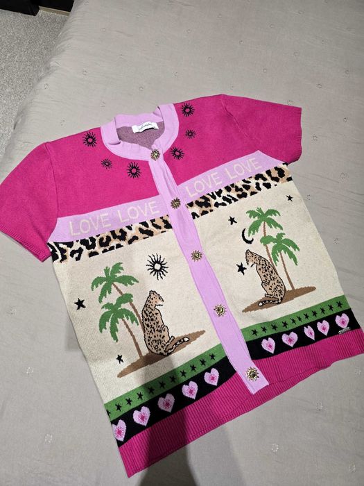 Дамска жилетка с уникални копчета