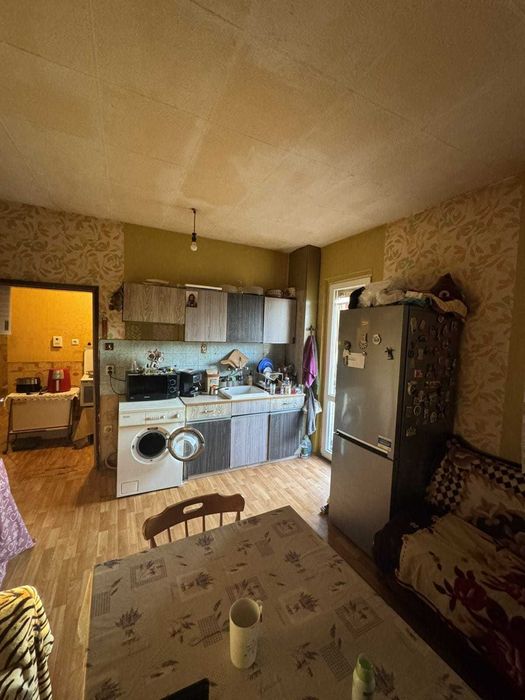 Тристаен апартамент в квартал Каменица