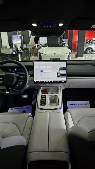 XIAOMI SU7 MAX 

> Yuqori tezligi : 265 km/h
> Ot kuchi : 673
> Batare