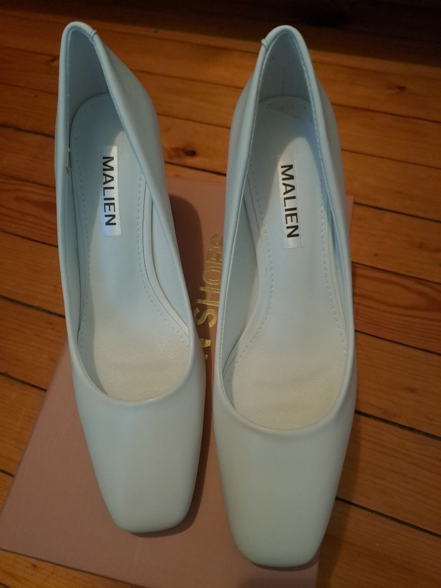 Бели дамски обувки