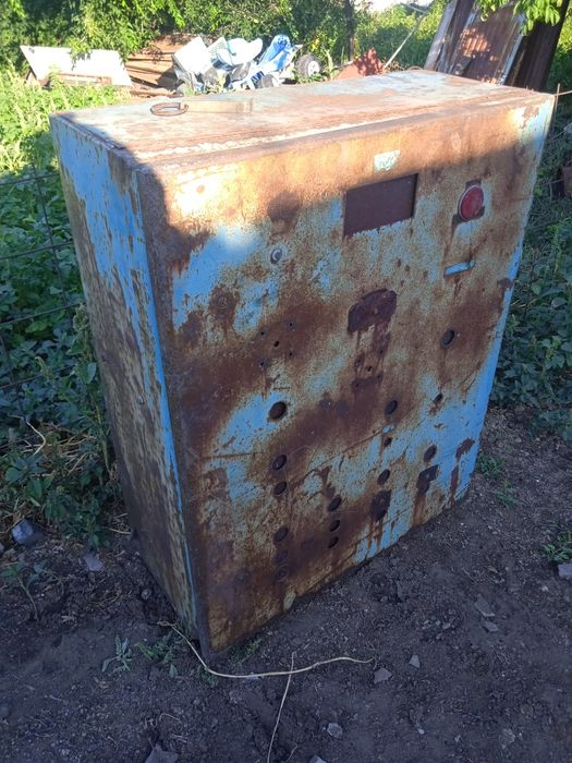 Шкаф металлический, для инструмента.