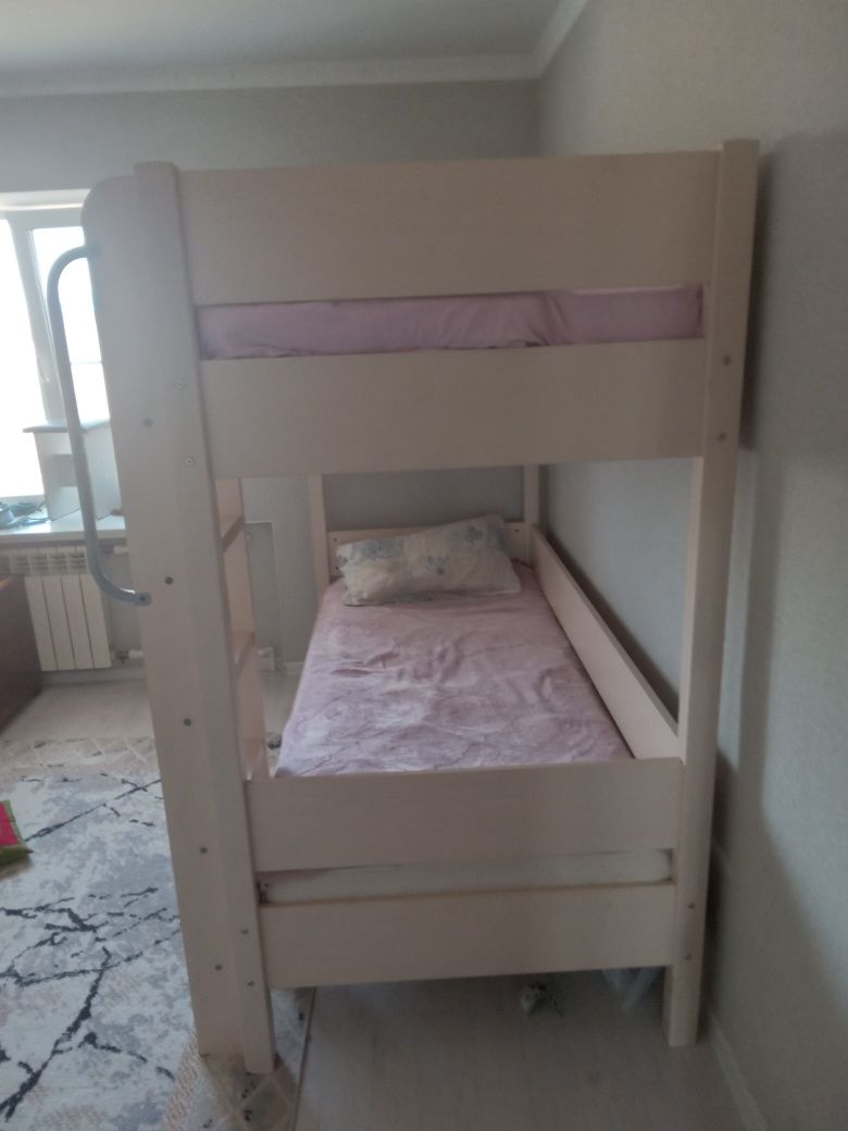 Продам двухьярусную кровать.