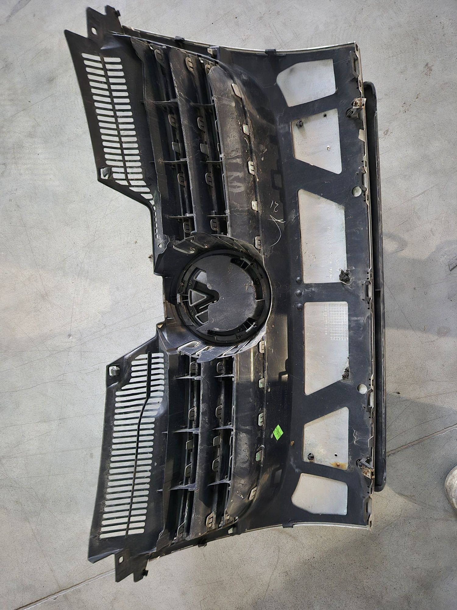 Grila centrala radiator  vw jetta sau golf 5 originala