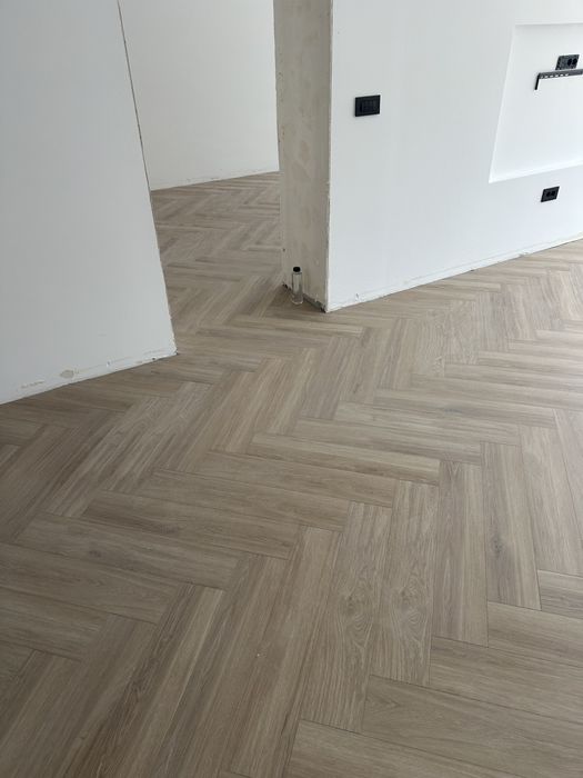 Montaj parchet plinta herringbone