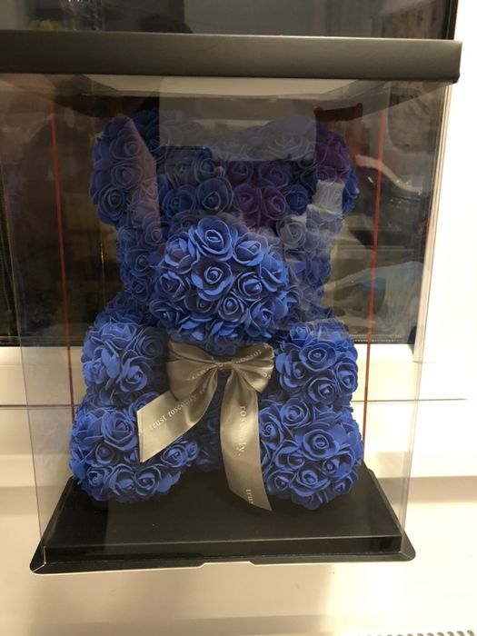 Figurina ursulet din trandafiri de spuma in cutie de 40 cm 150 lei