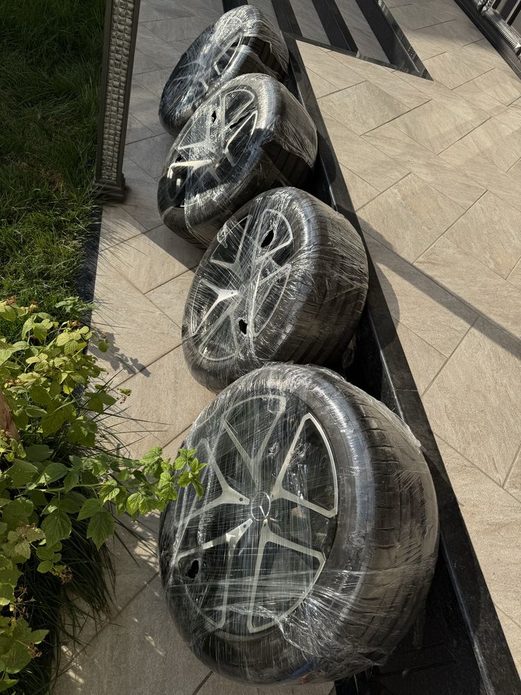 Продаю комплект AMG колес