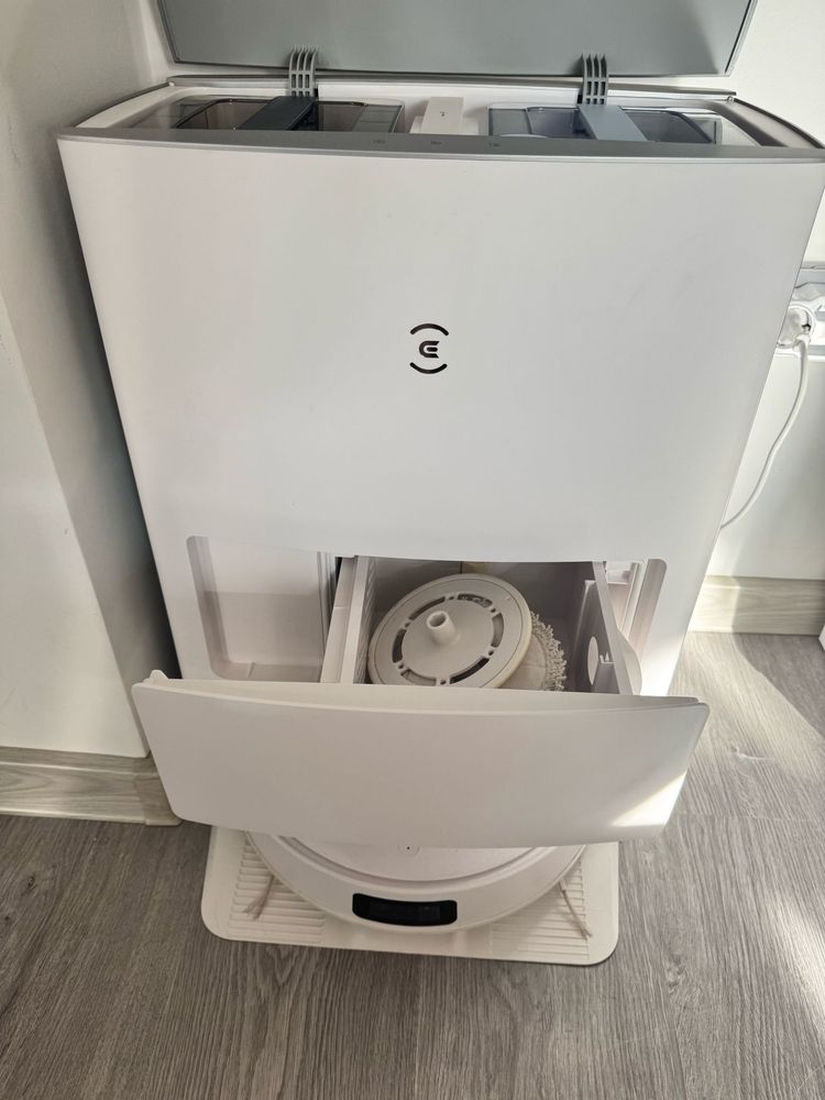 Aspirator robot smart cu statie de curatare.