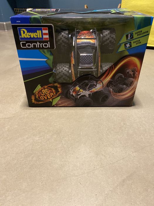 Ravel Flash over RC Car
