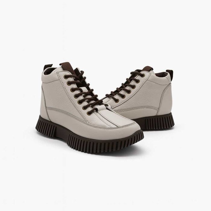 Дамски светлобежови боти от естествена кожа с тъмнокафява подметка