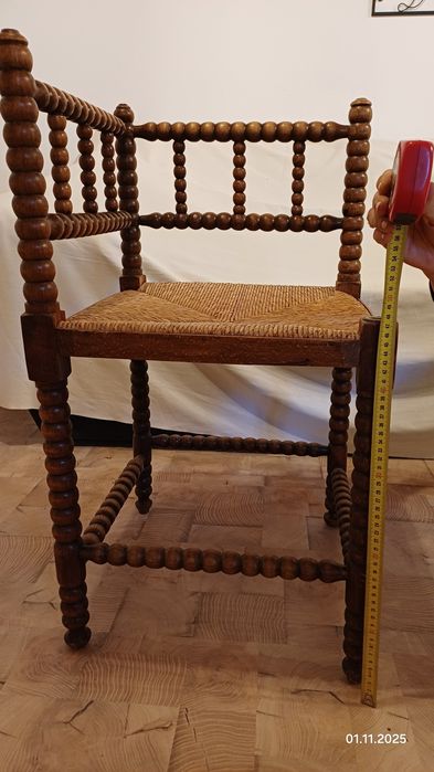 Vând scaun vechi model ornamentat