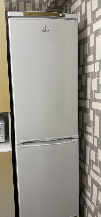 Продам холодильник Indesit