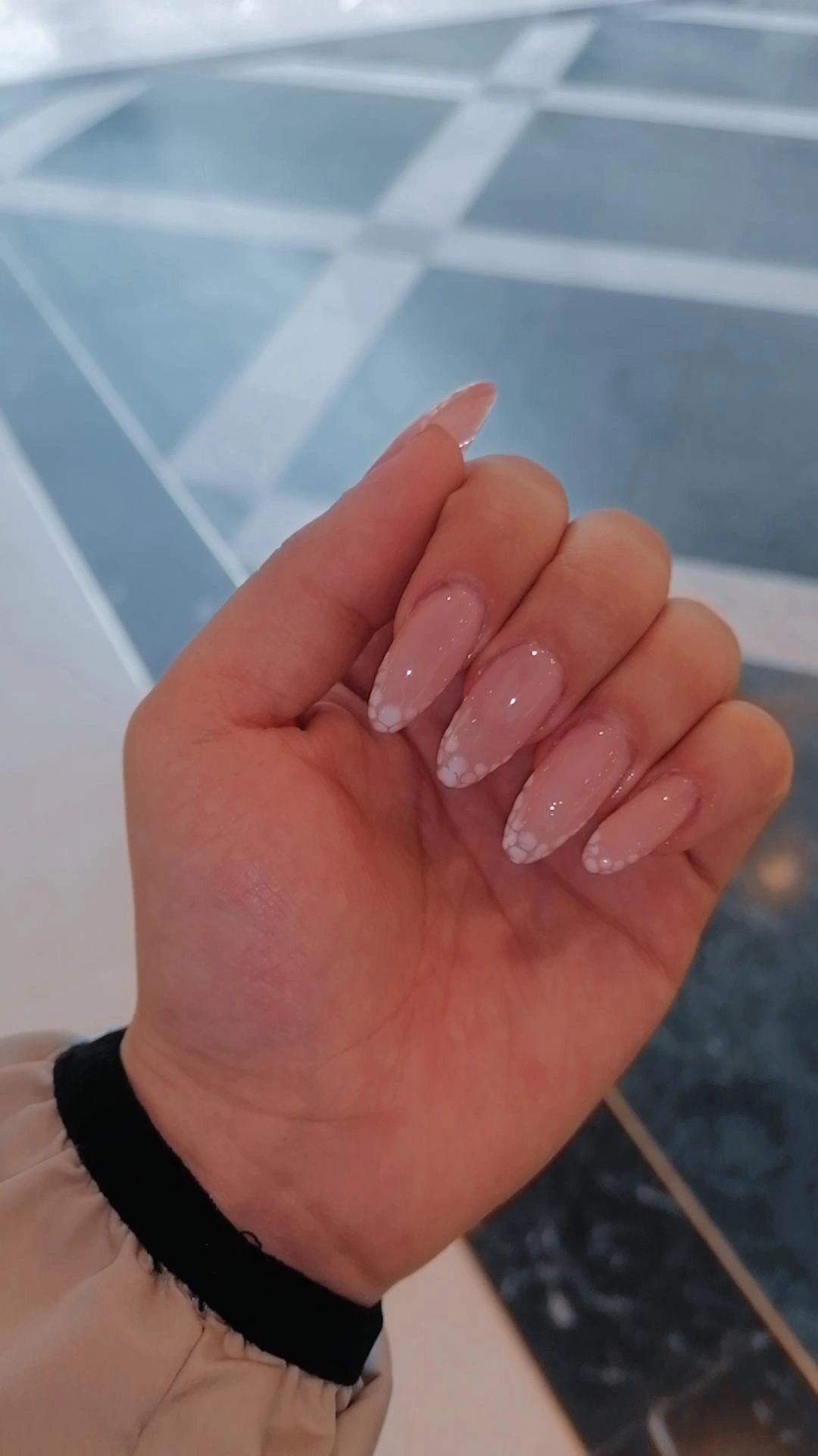 Unghii cu Gel sau Acrilic.