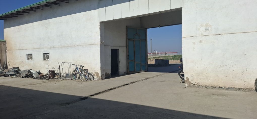 Автосервис биноси сотилади