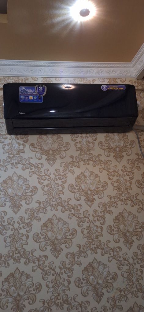 Midea 18 low voltage. Black