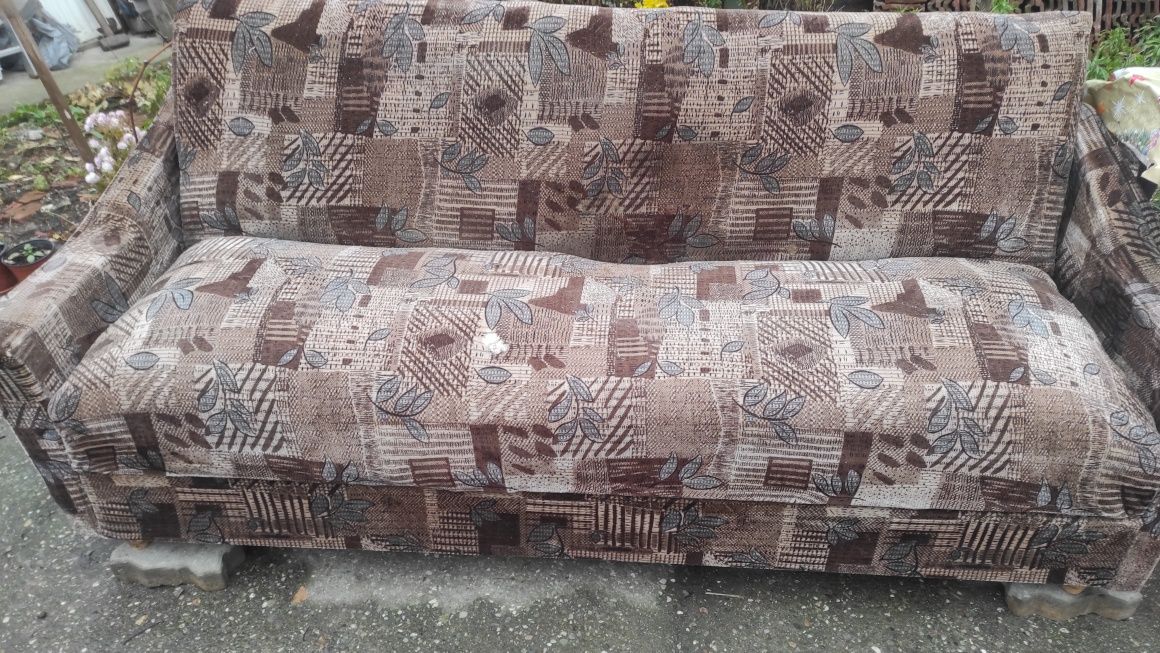 Vând Canapea extensibila cu doua fotolii.