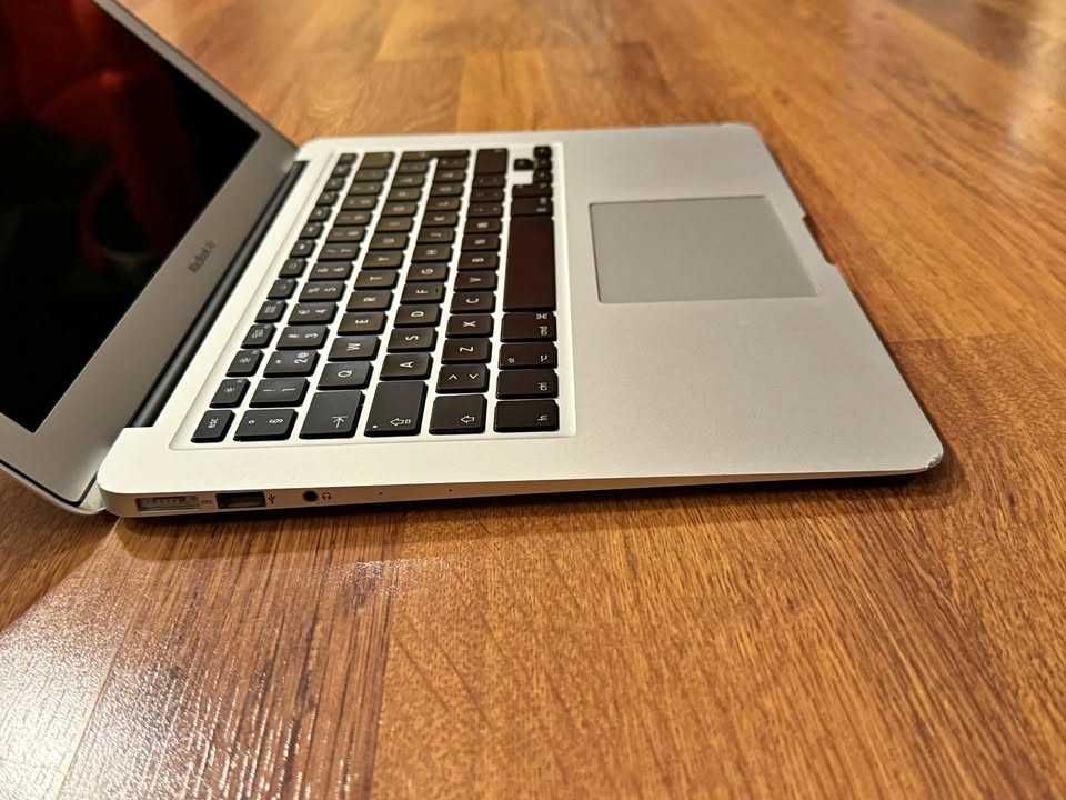 13.3'Apple MacBook Air Mid 2017 8GB RAM/256GB SSD/Intel i5
