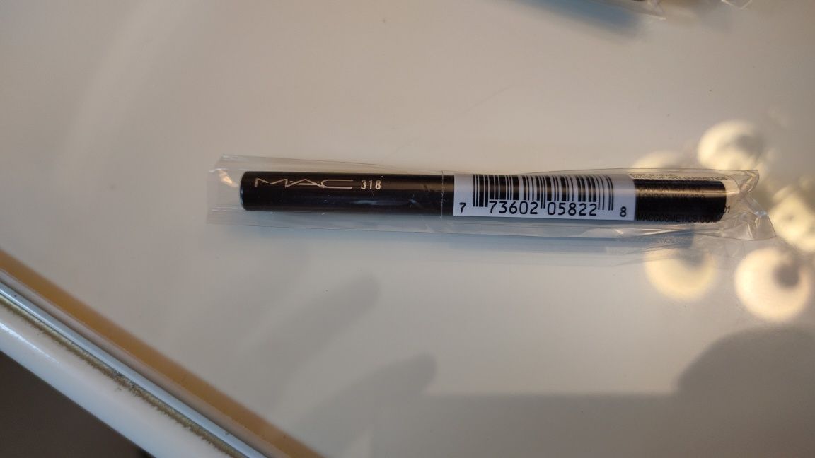 Pensula retractabila ruj MAC 318