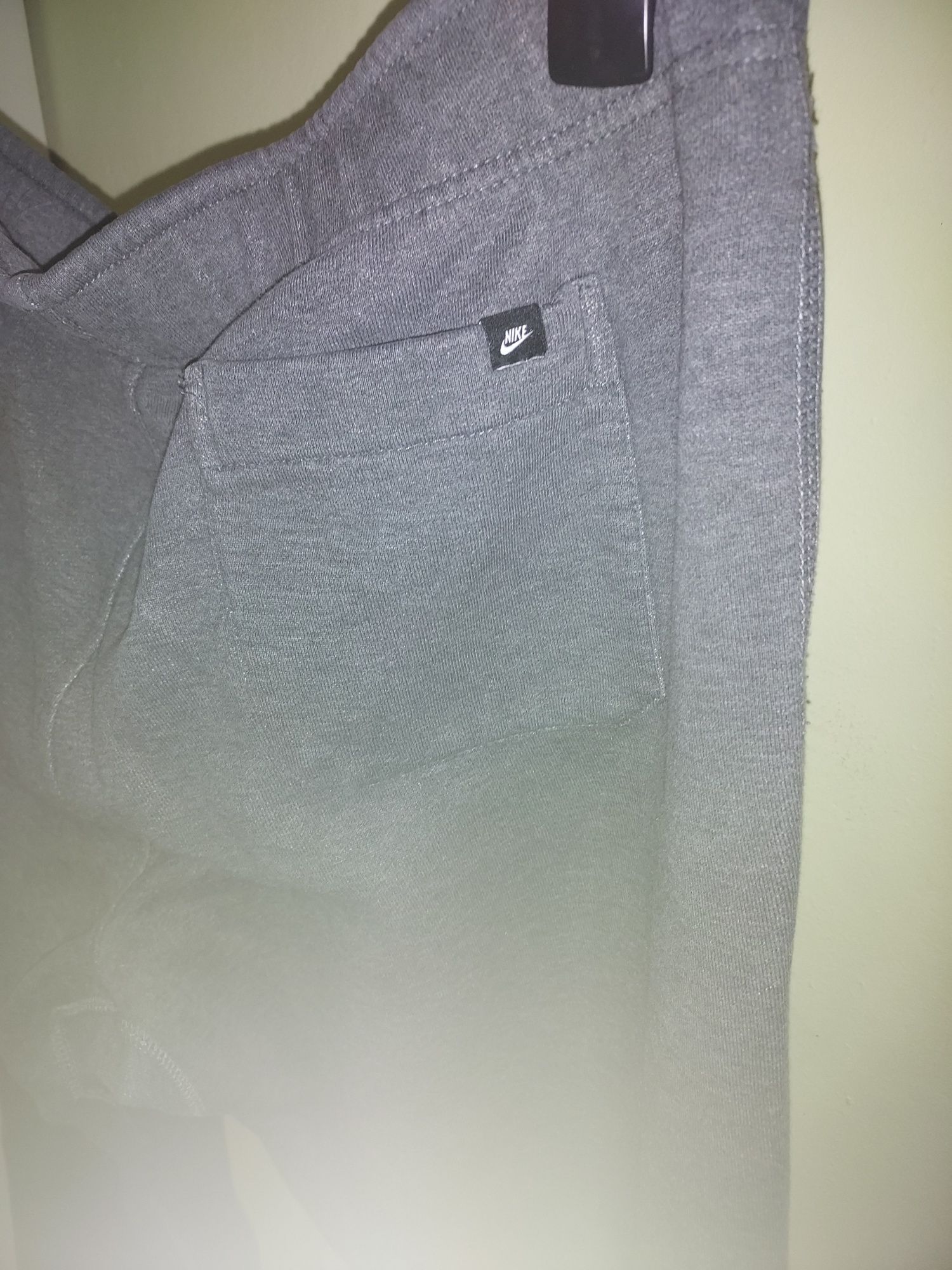 Vand Pantaloni Nike marimea XL gri-inchis cu elastic la glezna