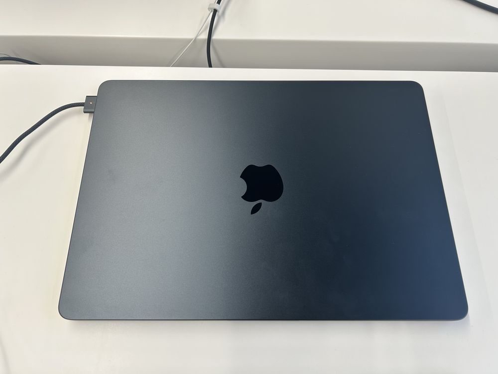 Продаю Macbook Air M3 16/256