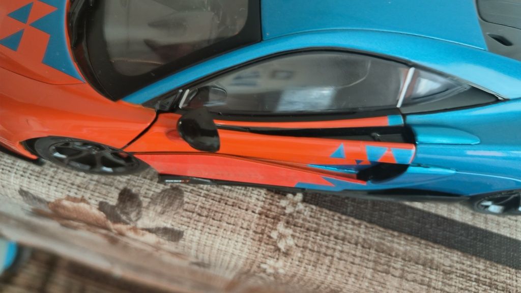 McLaren 600 lt solido със счупено дясно огледало