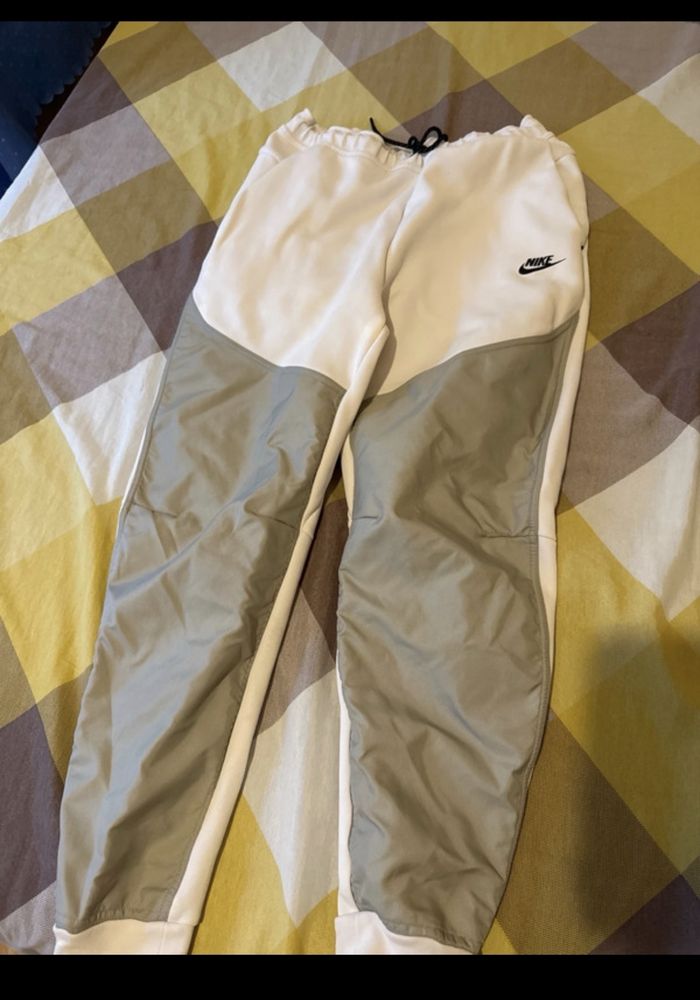 Pantaloni nike tech