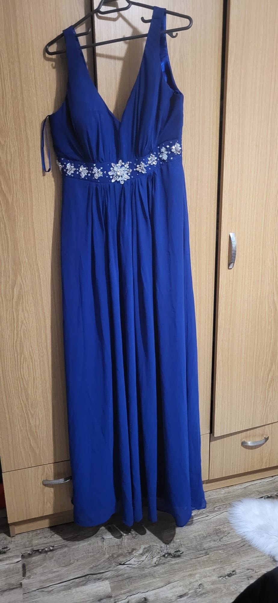 Rochie albastra, noua