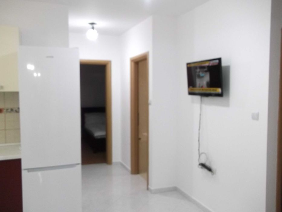 Inchiriez apartament cu trei camere.