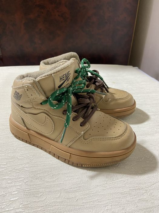 Утепленные кроссовки. 5000 тенге