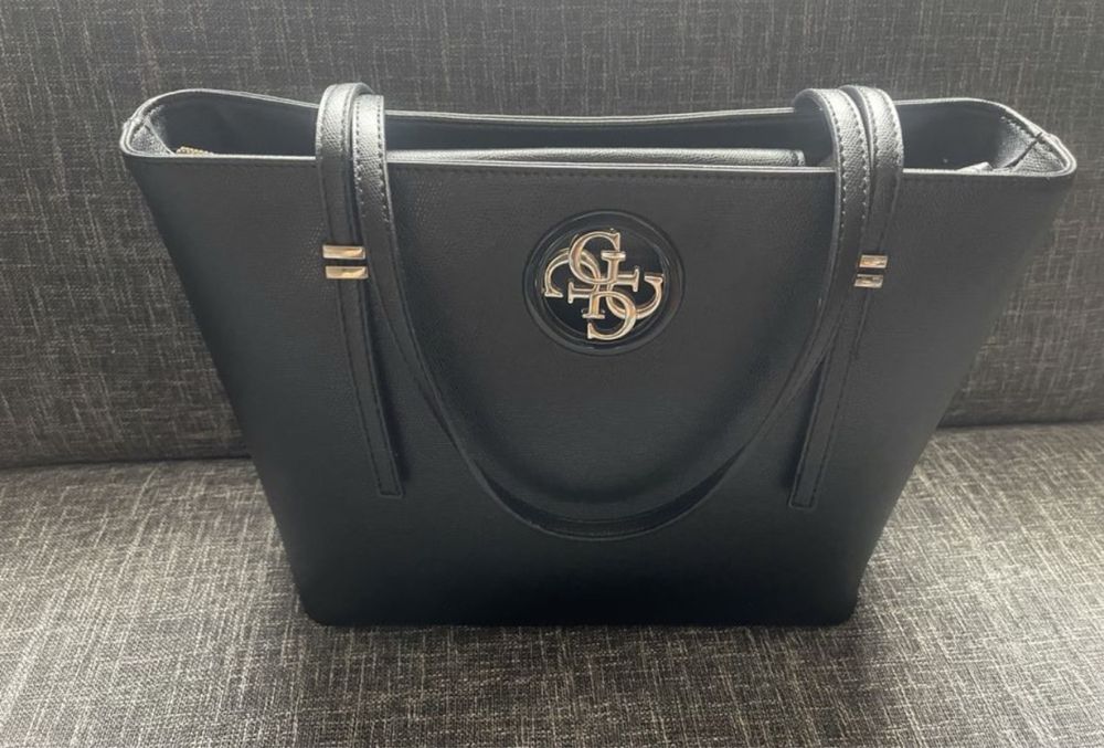 Продавам чанта за рамо Guess