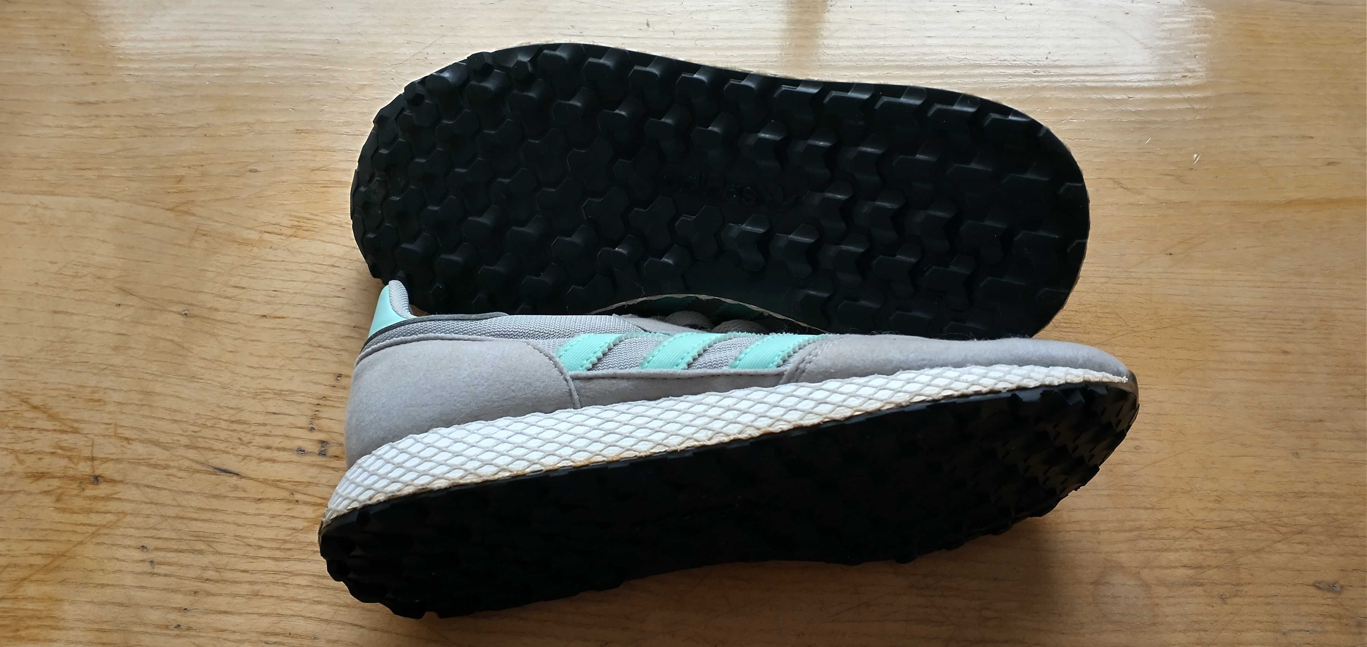 Vand pantofi sport marca Adidas pentru femei / dama  -marimea 37