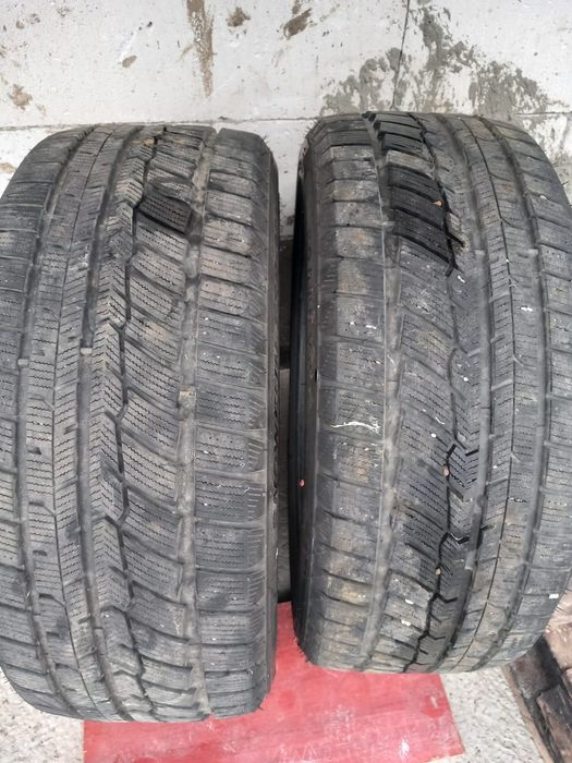 Două cauciucuri  235/45/R19