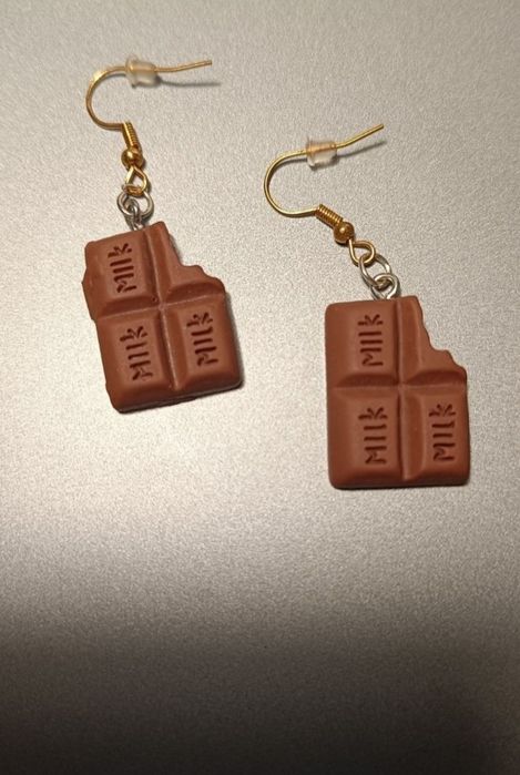 Ръчно изработени обици с дизайн на шоколадово блокче.