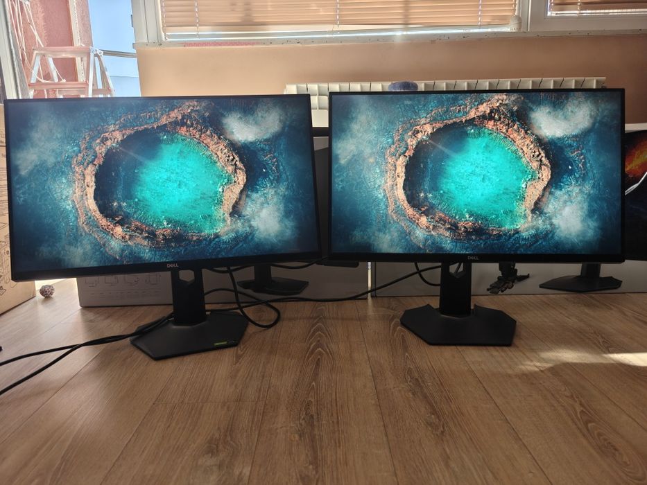 Два монитора Dell S2721 QHD 144Hz и стойка за бюро.