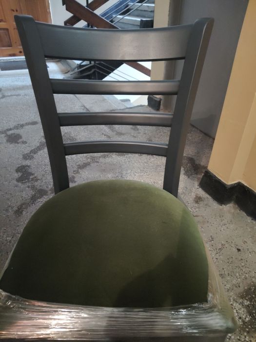 Нови столове неразопаковани